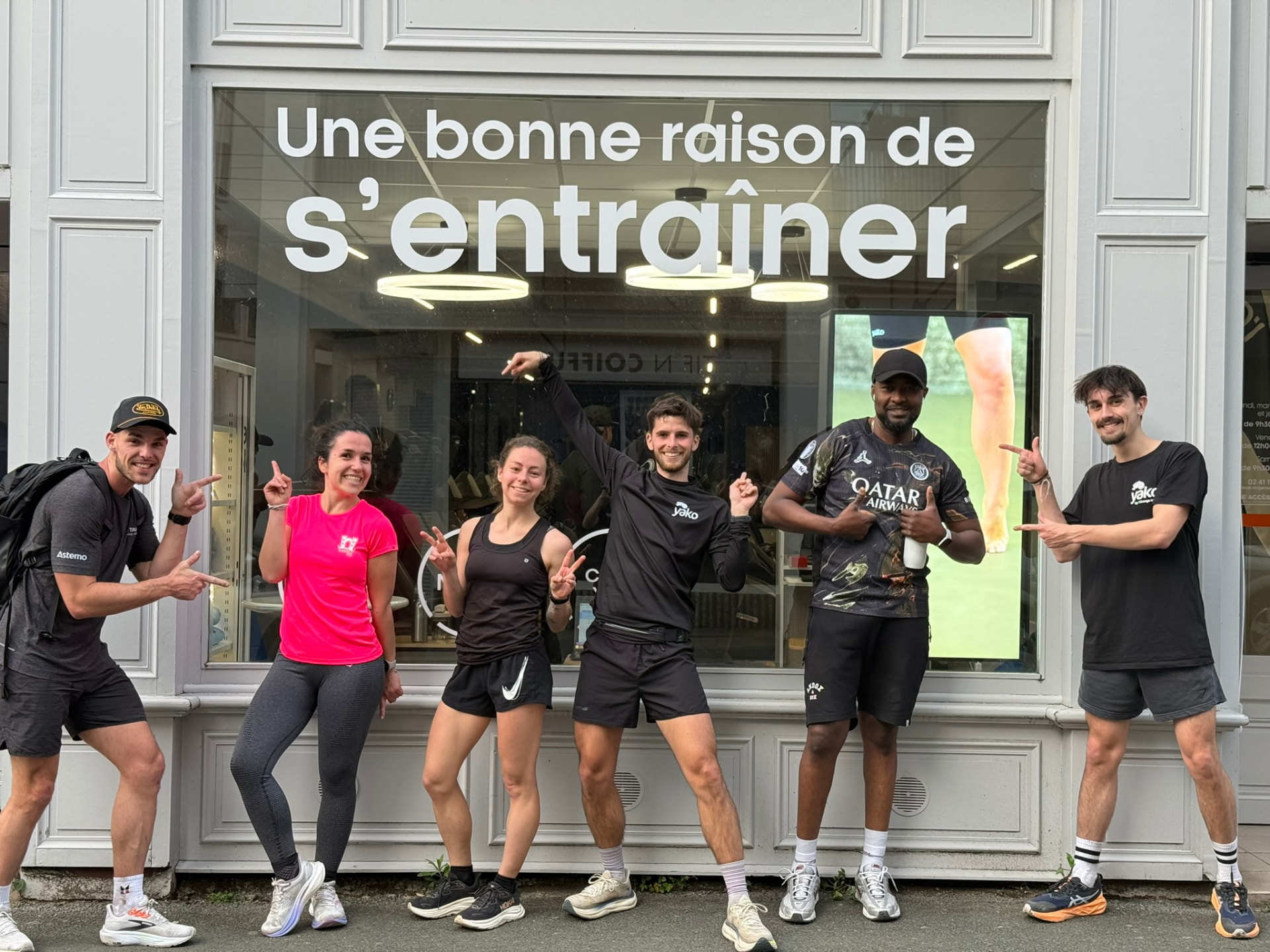 Communauté de coureurs réunie devant la salle avant une sortie