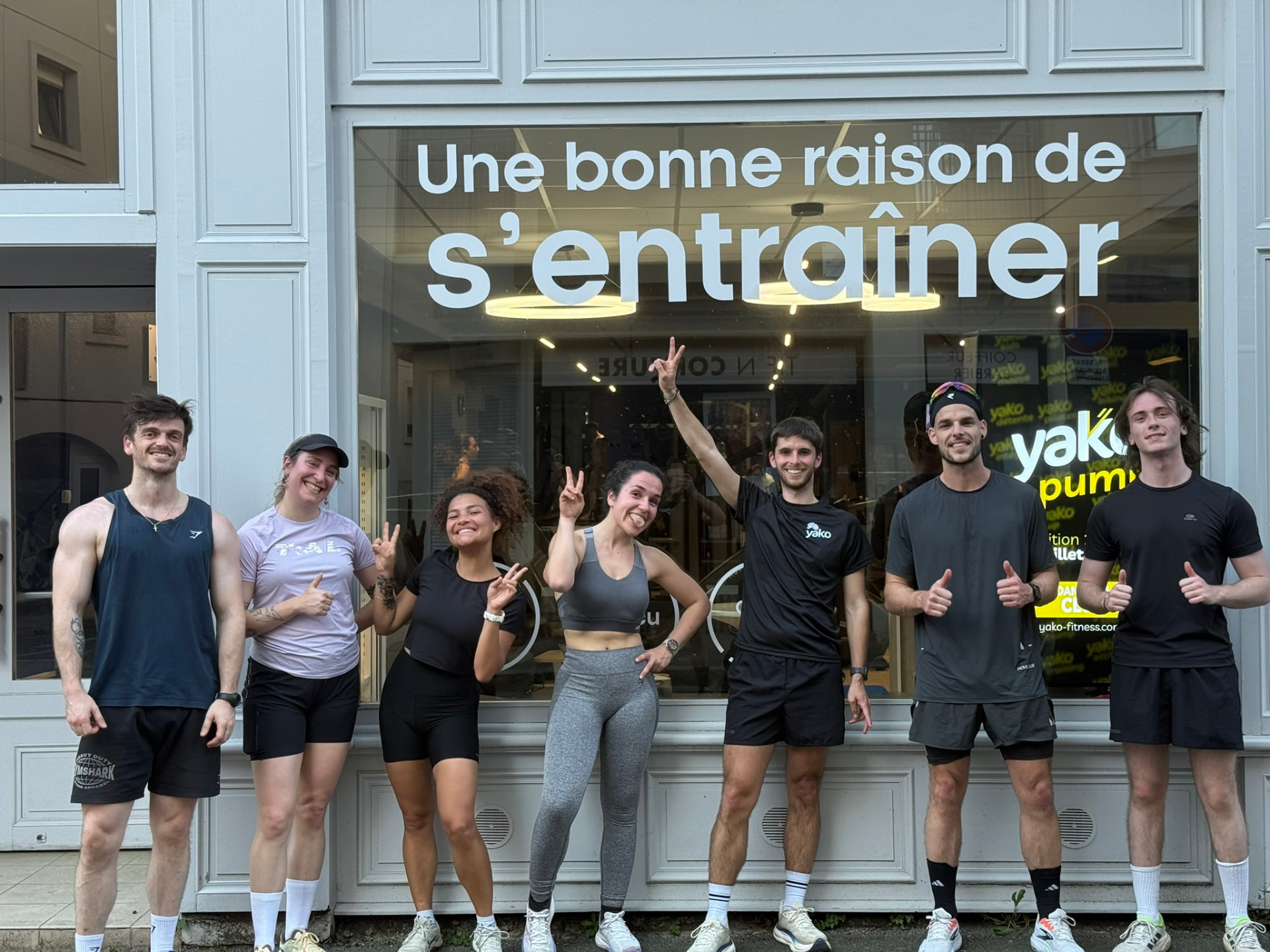 Groupe de sportifs après une séance collective