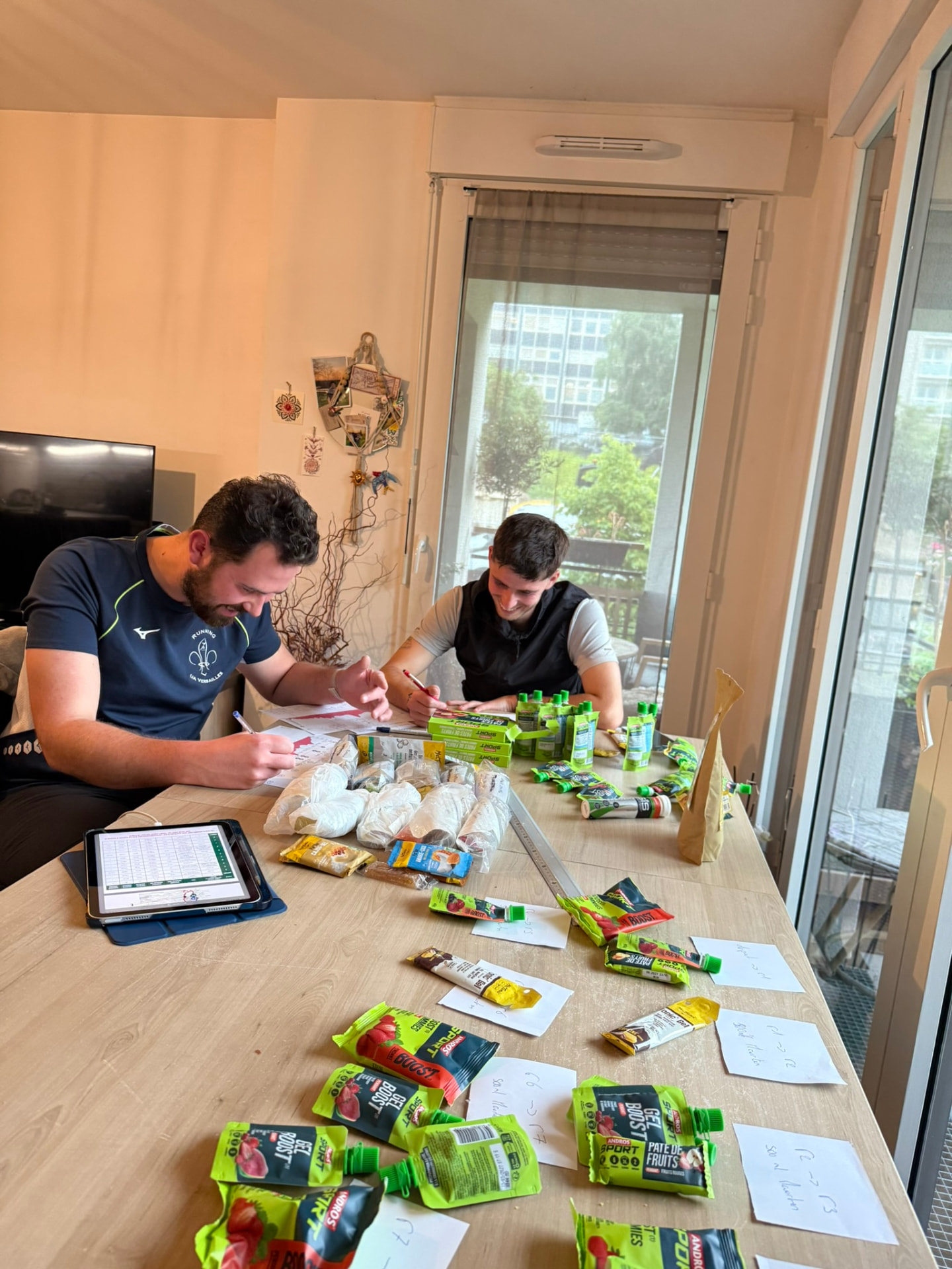 Marius préparant une stratégie nutrition de course avec un sportif