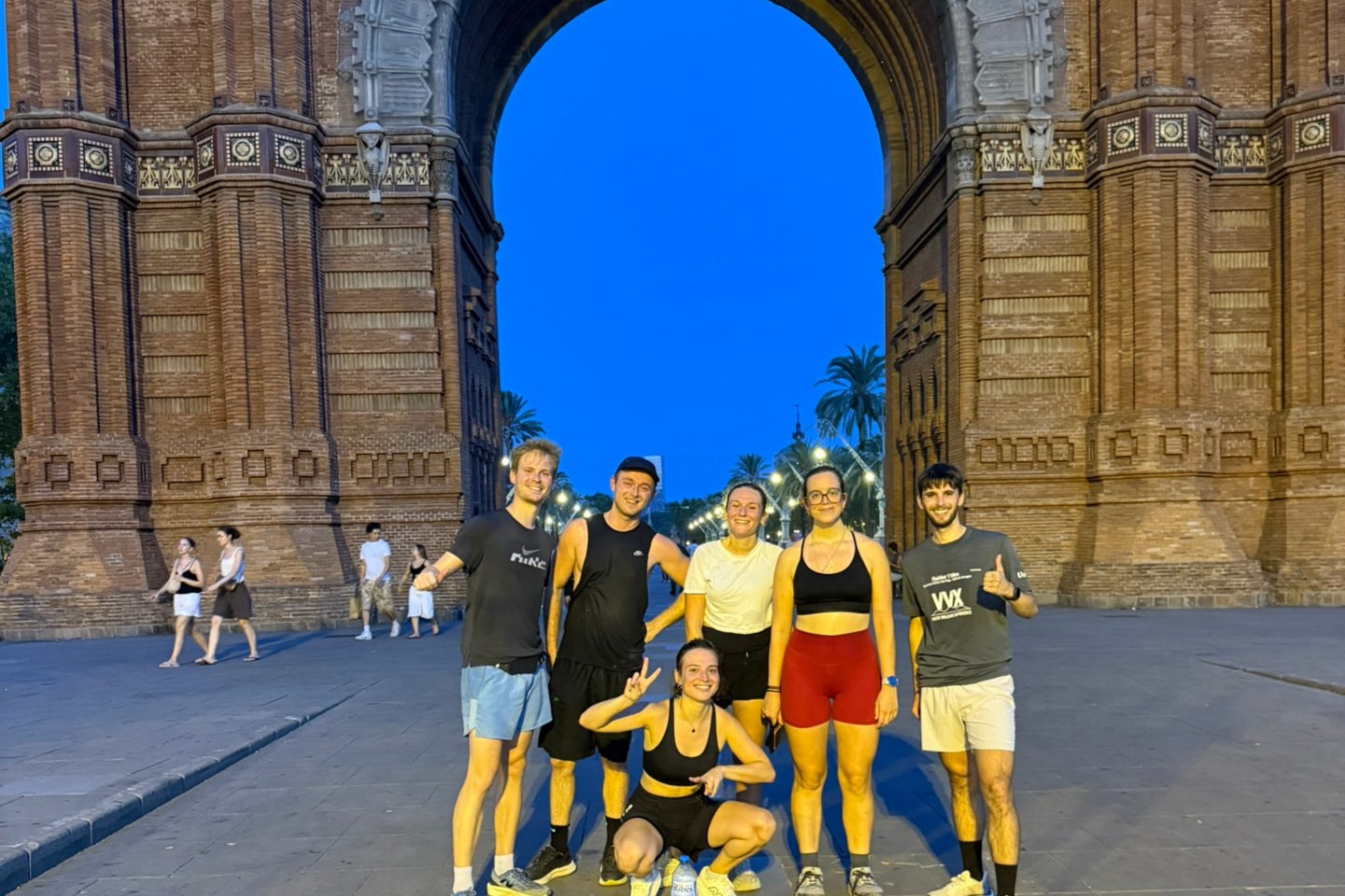 Le groupe du Barcelona Community Run devant l'Arc de Triomf à Barcelone