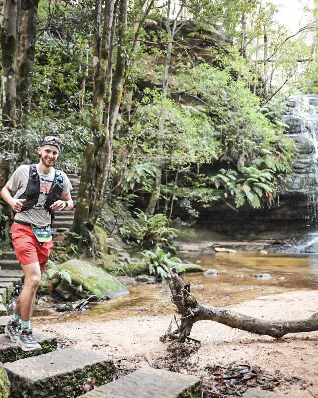 Marius Poujaud en course sur les sentiers de l'Ultra-Trail Australia, en forêt