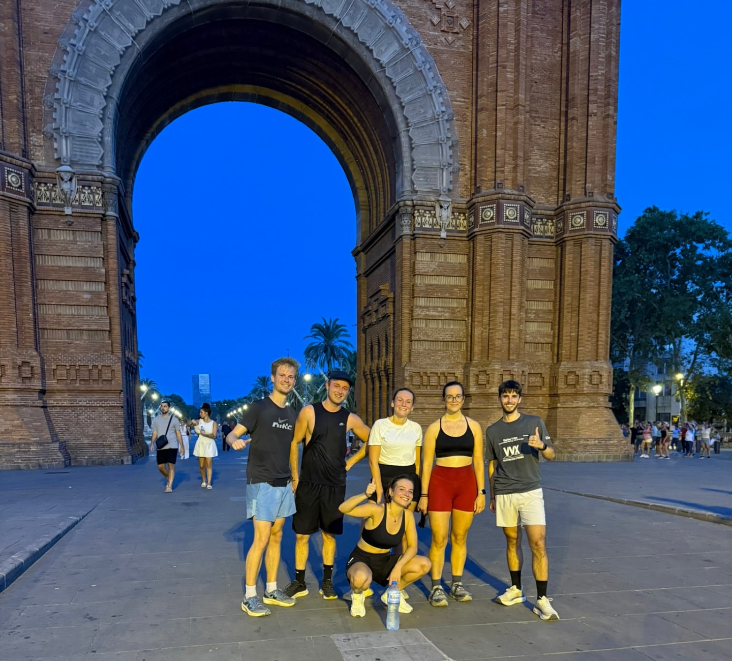 Coureurs du Barcelona Community Run réunis devant l'Arc de Triomf